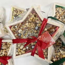 Подарочный набор орехов в деревянной звезде на Новый год