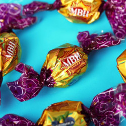 Шоколадные конфеты в домике «С новым годом», вкус: черника, 200 г.